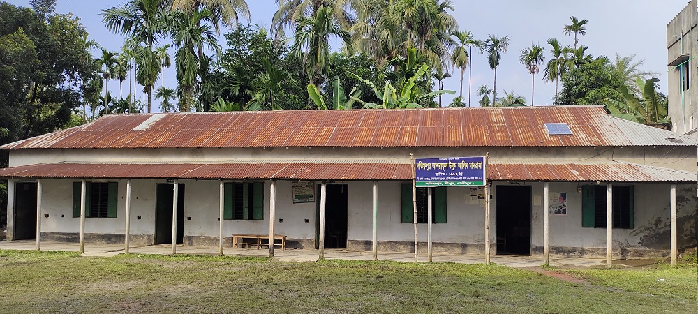 মাদ্রাসার পুরাতন ভবন এবং বর্তমান অফিস